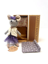 Load image into Gallery viewer, Levlovs Tiny Box Friends - Little Ava
